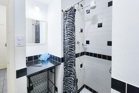 Casa à venda com 250m², 6 quartos e 2 vagas Casa à venda com 250m², 6 quartos e 2 vagasBanheiro de Serviço