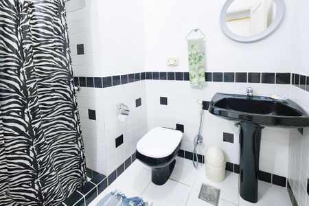 Casa à venda com 250m², 6 quartos e 2 vagas Casa à venda com 250m², 6 quartos e 2 vagasBanheiro de Serviço