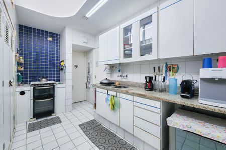 Casa à venda com 250m², 6 quartos e 2 vagas Casa à venda com 250m², 6 quartos e 2 vagasCozinha