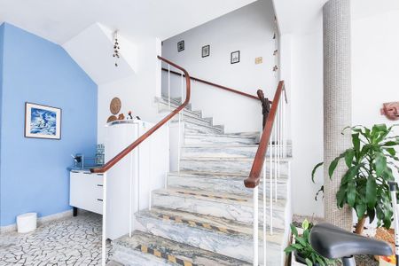 Casa à venda com 250m², 6 quartos e 2 vagas Casa à venda com 250m², 6 quartos e 2 vagasEscada Entrada