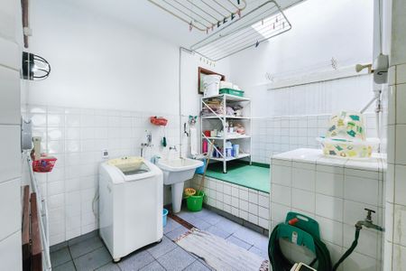 Casa à venda com 250m², 6 quartos e 2 vagas Casa à venda com 250m², 6 quartos e 2 vagasÁrea de Serviço