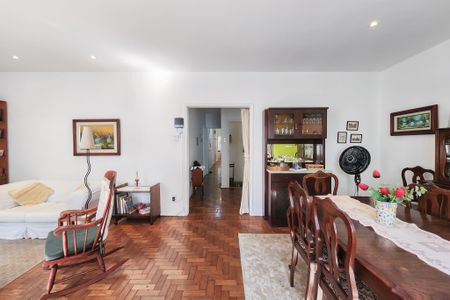 Casa à venda com 250m², 6 quartos e 2 vagas Casa à venda com 250m², 6 quartos e 2 vagasSala