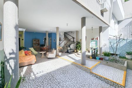 Casa à venda com 250m², 6 quartos e 2 vagas Casa à venda com 250m², 6 quartos e 2 vagasÁtrio