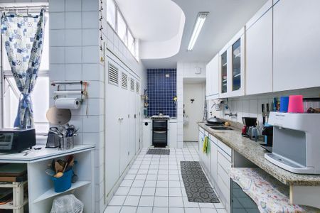 Casa à venda com 250m², 6 quartos e 2 vagas Casa à venda com 250m², 6 quartos e 2 vagasCozinha