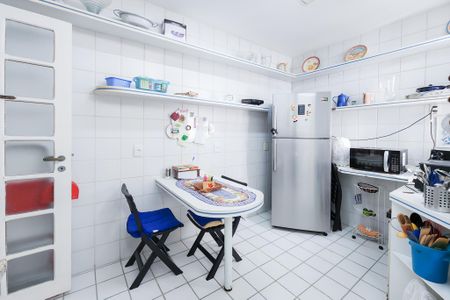 Casa à venda com 250m², 6 quartos e 2 vagas Casa à venda com 250m², 6 quartos e 2 vagasCozinha