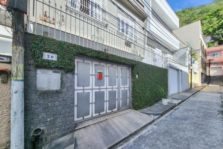 Casa à venda com 250m², 6 quartos e 2 vagas Casa à venda com 250m², 6 quartos e 2 vagasFachada