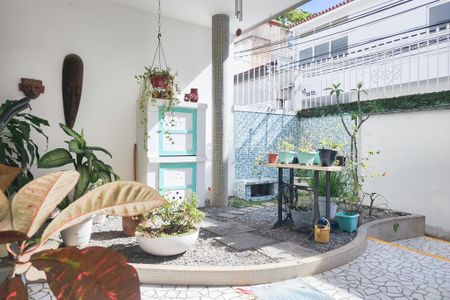 Casa à venda com 250m², 6 quartos e 2 vagas Casa à venda com 250m², 6 quartos e 2 vagasÁtrio