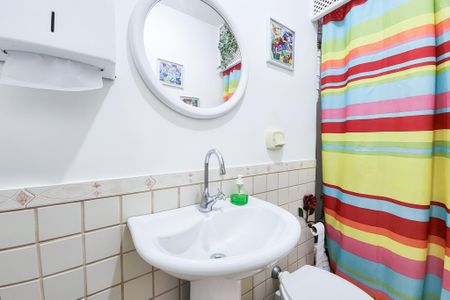 Casa à venda com 250m², 6 quartos e 2 vagas Casa à venda com 250m², 6 quartos e 2 vagasBanheiro Social 2