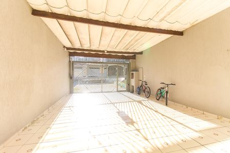 Garagem de casa à venda com 3 quartos, 160m² em Parque Guarani, São Paulo