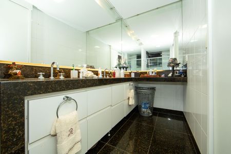 Apartamento à venda com 156m², 4 quartos e 3 vagasBANHEIRO3