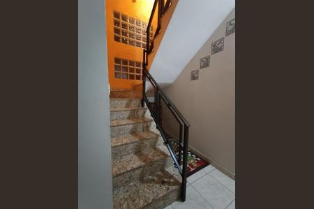 Casa para alugar com 280m², 4 quartos e 5 vagas Casa para alugar com 280m², 4 quartos e 5 vagasEscada