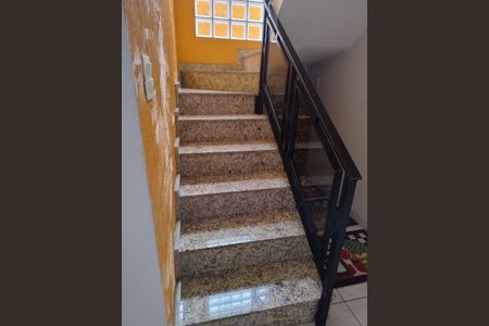 Casa para alugar com 280m², 4 quartos e 5 vagas Casa para alugar com 280m², 4 quartos e 5 vagasEscada