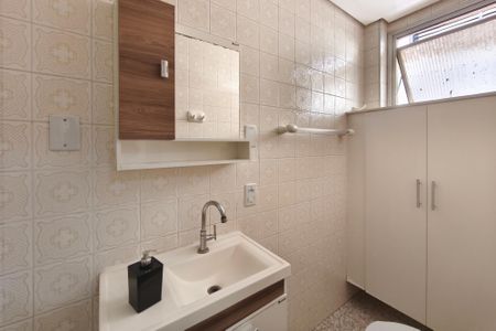 Banheiro de apartamento à venda com 1 quarto, 42m² em Cambuí, Campinas