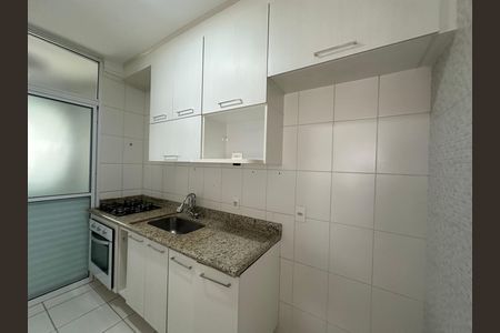 Cozinha de apartamento à venda com 2 quartos, 61m² em Jardim Tupanci, Barueri