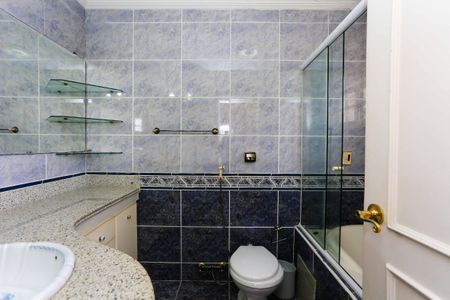 Casa para alugar com 450m², 3 quartos e 4 vagas Casa para alugar com 450m², 3 quartos e 4 vagasBanheiro da Suíte 1