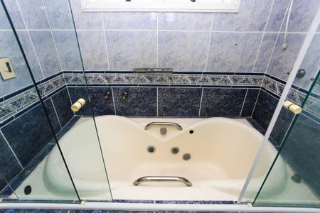 Casa para alugar com 450m², 3 quartos e 4 vagas Casa para alugar com 450m², 3 quartos e 4 vagasBanheiro da Suíte 1