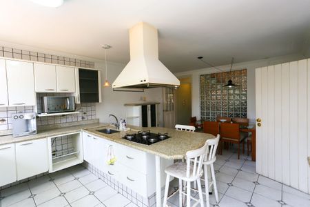 Casa para alugar com 450m², 3 quartos e 4 vagas Casa para alugar com 450m², 3 quartos e 4 vagascozinha