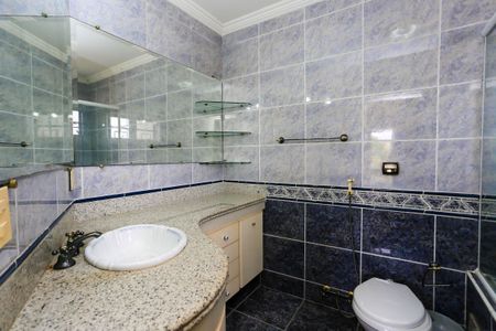 Casa para alugar com 450m², 3 quartos e 4 vagas Casa para alugar com 450m², 3 quartos e 4 vagasBanheiro da Suíte 1