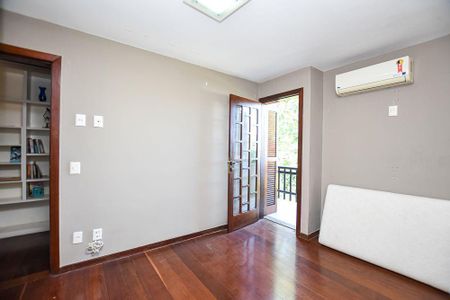 Casa à venda com 7 quartos, 250m² em Itaipu, Niterói