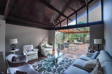 Casa à venda com 7 quartos, 250m² em Itaipu, Niterói