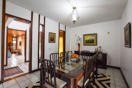 Casa à venda com 4 quartos, 330m² em Itaipu, Niterói