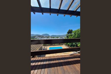 Casa de condomínio à venda com 450m², 3 quartos e 4 vagas Casa de condomínio à venda com 450m², 3 quartos e 4 vagasQuarto 1