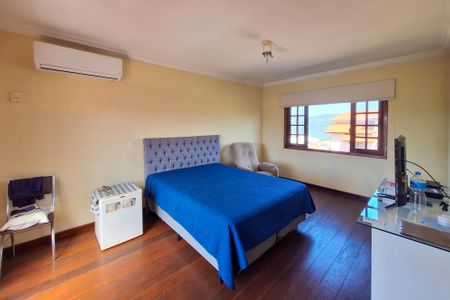 Casa de condomínio à venda com 450m², 3 quartos e 4 vagas Casa de condomínio à venda com 450m², 3 quartos e 4 vagasSuíte 1