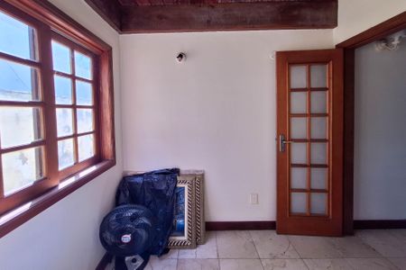 Casa de condomínio à venda com 450m², 3 quartos e 4 vagas Casa de condomínio à venda com 450m², 3 quartos e 4 vagasEscritório