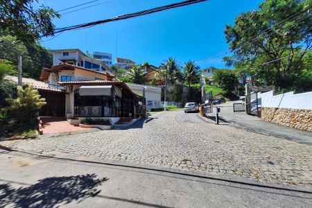 Casa de condomínio à venda com 450m², 3 quartos e 4 vagas Casa de condomínio à venda com 450m², 3 quartos e 4 vagasFachada