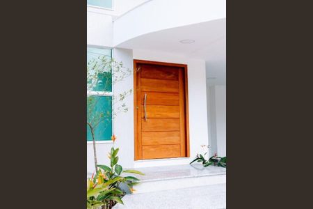 Casa à venda com 5 quartos, 373m² em Rio do Ouro, Niterói