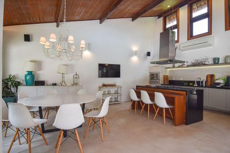 Casa à venda com 4 quartos, 425m² em Itaipu, Niterói