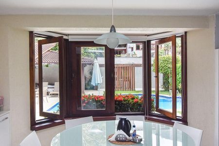 Casa à venda com 4 quartos, 425m² em Itaipu, Niterói