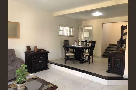 Casa à venda com 3 quartos, 216m² em Piratininga, Niterói