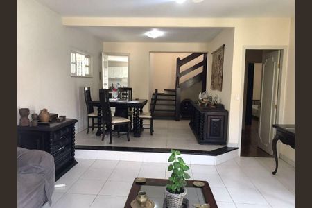 Casa à venda com 3 quartos, 216m² em Piratininga, Niterói