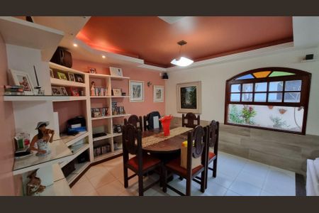 Casa à venda com 4 quartos, 253m² em Jardim Imbuí, Niterói