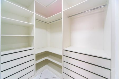 Apartamento à venda com 98m², 3 quartos e 3 vagas Apartamento à venda com 98m², 3 quartos e 3 vagasCloset do Quarto 2