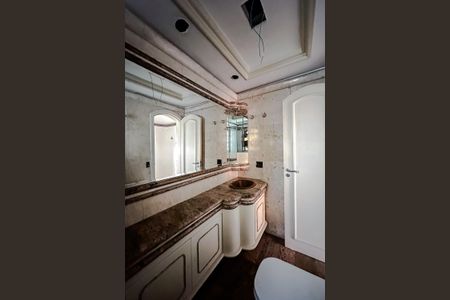 Apartamento à venda com 253m², 4 quartos e 3 vagasBanheiro da Suíte 2