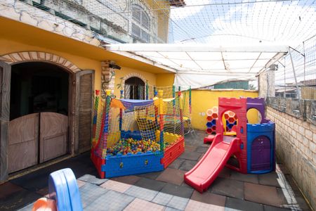 Casa para alugar com 8 quartos, 188m² em Jardim Sao Salvador, Taboão da Serra