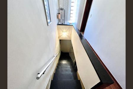 Casa à venda com 120m², 2 quartos e 1 vagaEscada