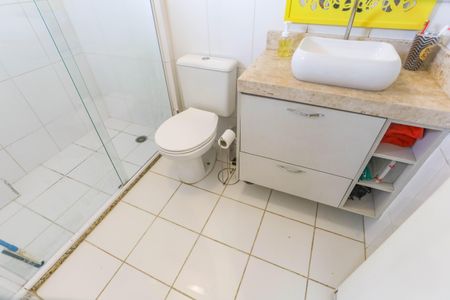 Apartamento à venda com 66m², 2 quartos e 2 vagasBanheiro da suíte 