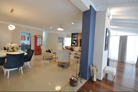 Casa para alugar com 340m², 3 quartos e 5 vagasSala