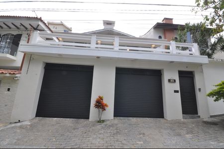 Casa para alugar com 340m², 3 quartos e 5 vagasFachada