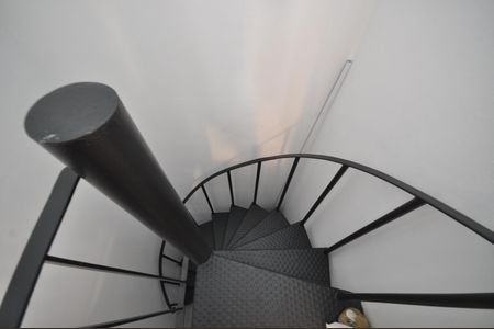 Casa para alugar com 340m², 3 quartos e 5 vagasEscada de acesso a garagem