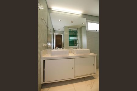 Apartamento à venda com 250m², 2 quartos e 1 vagaBanheiro da Suíte 2