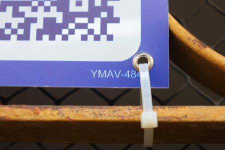 Casa à venda com 90m², 3 quartos e 2 vagasPlaca instalada no portão do imóvel - Código YMAV-484