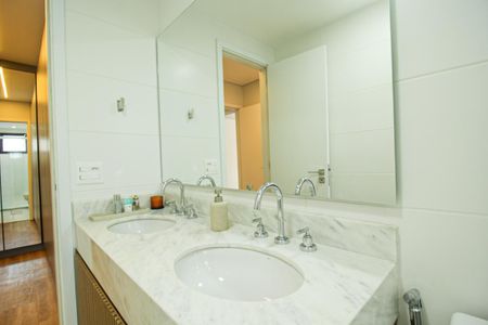 Apartamento à venda com 109m², 3 quartos e 2 vagasBanheiro da Suíte 1
