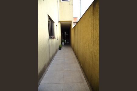 Casa à venda com 259m², 3 quartos e 3 vagasCorredor lateral 