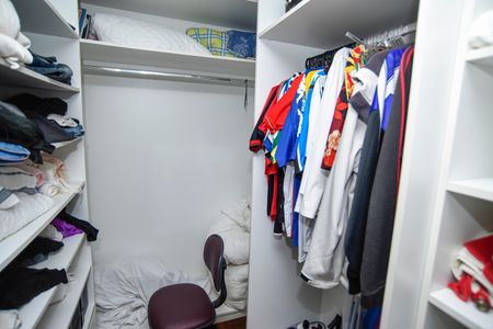 Casa de condomínio para alugar com 260m², 3 quartos e 2 vagas Casa de condomínio para alugar com 260m², 3 quartos e 2 vagasCloset da suíte 2