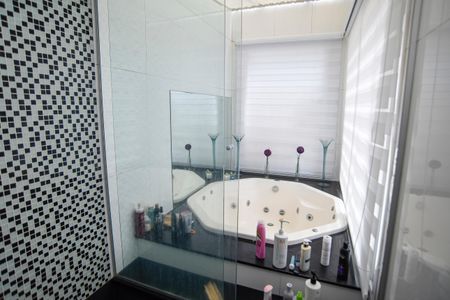 Casa de condomínio para alugar com 260m², 3 quartos e 2 vagas Casa de condomínio para alugar com 260m², 3 quartos e 2 vagasBanheiro da Suíte 1