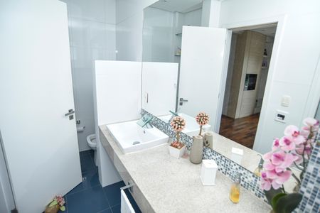 Casa de condomínio para alugar com 260m², 3 quartos e 2 vagas Casa de condomínio para alugar com 260m², 3 quartos e 2 vagasBanheiro da Suíte 2